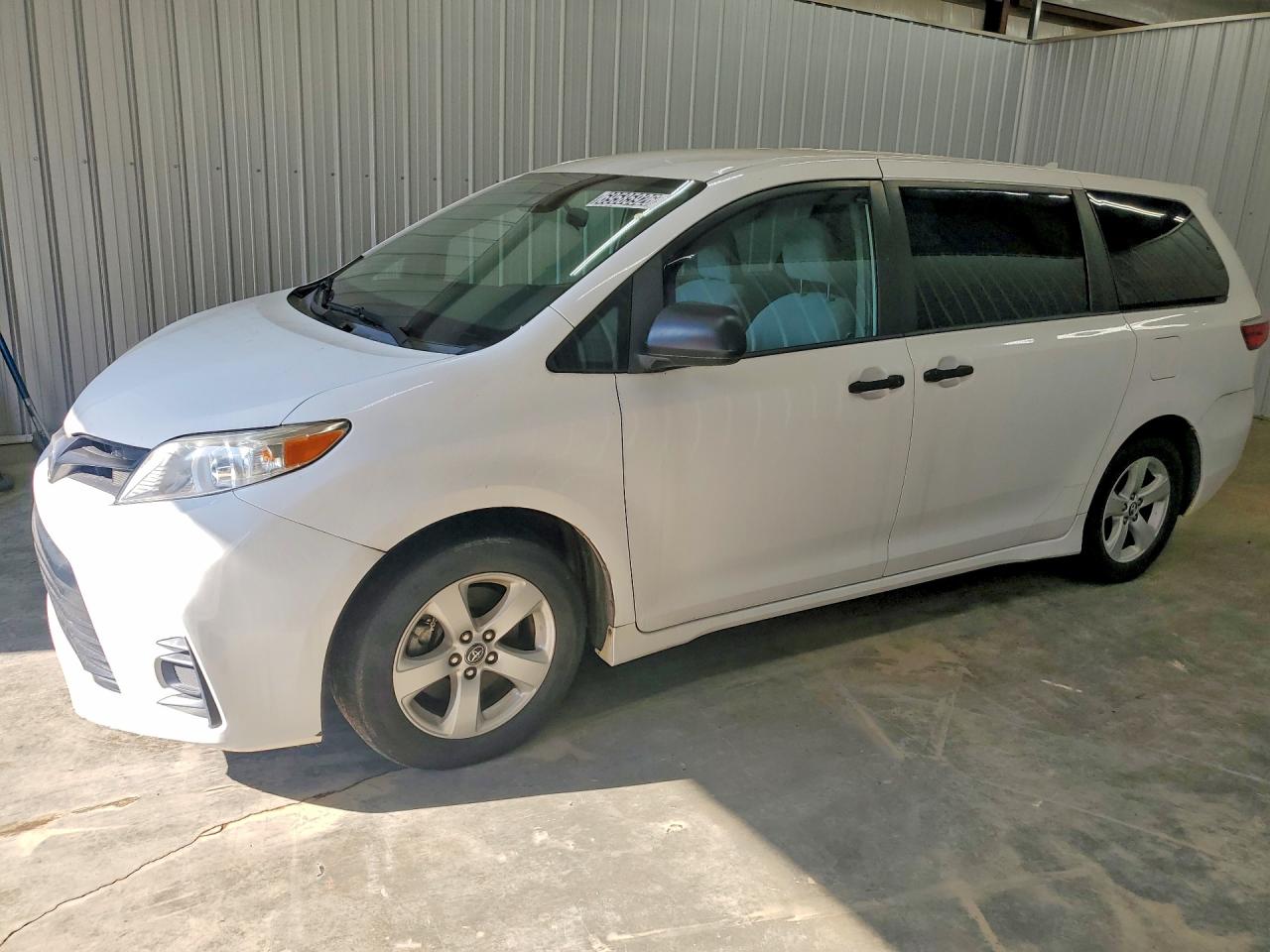 2019 TOYOTA SIENNA L — Front 3/4
