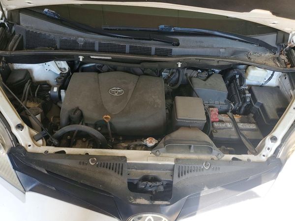 2019 TOYOTA SIENNA L — Engine bay
