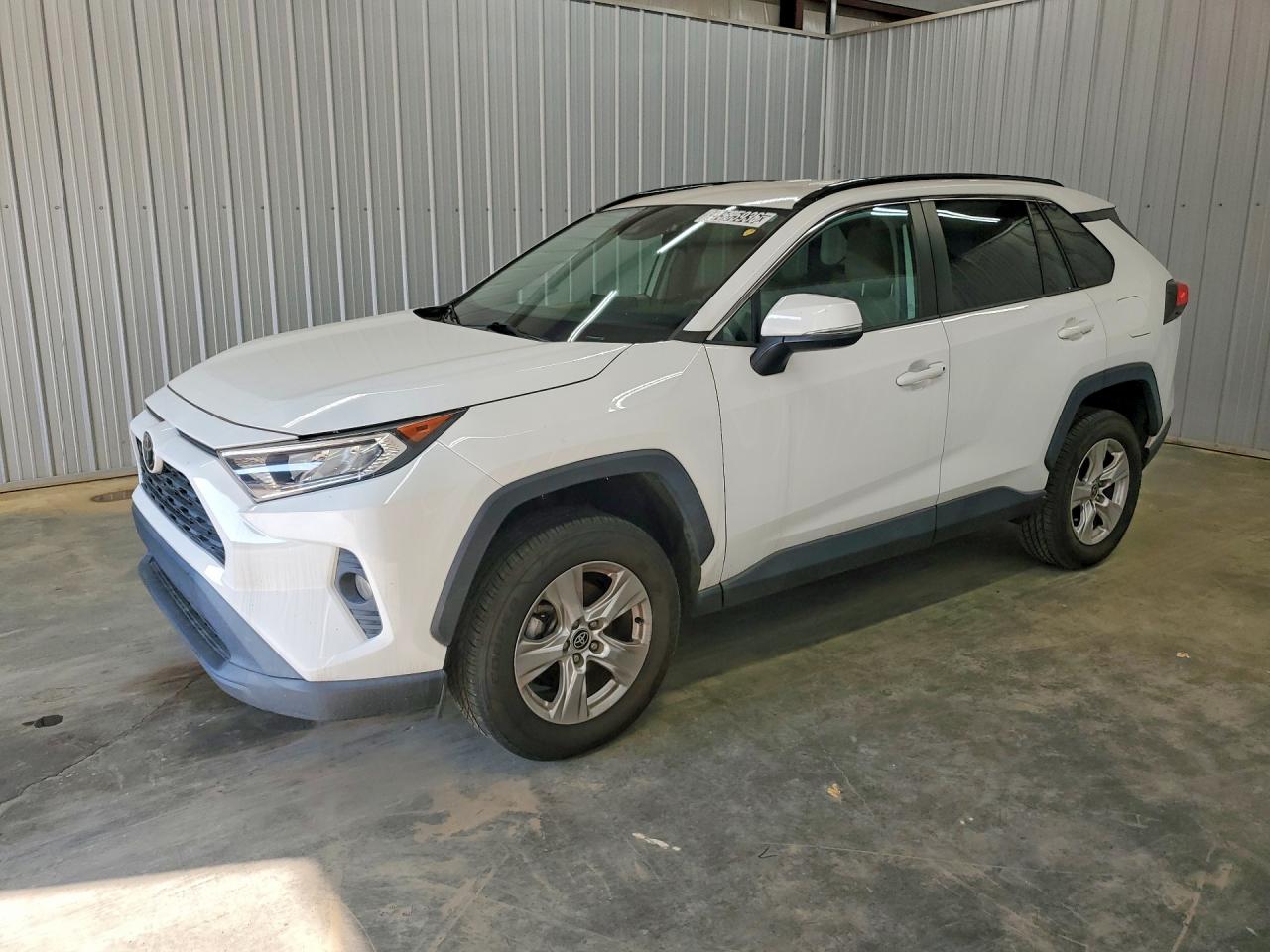 2021 TOYOTA RAV4 XLE — Front 3/4