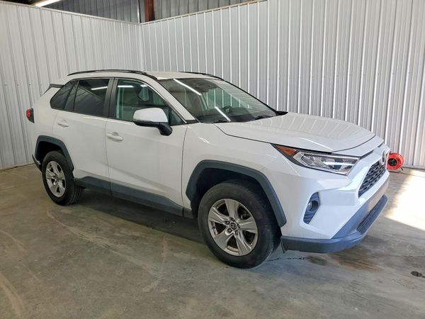 2021 TOYOTA RAV4 XLE — Passenger 3/4