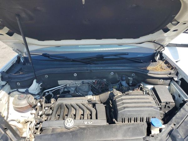 2019 VOLKSWAGEN ATLAS 4Motion SEL — Engine bay