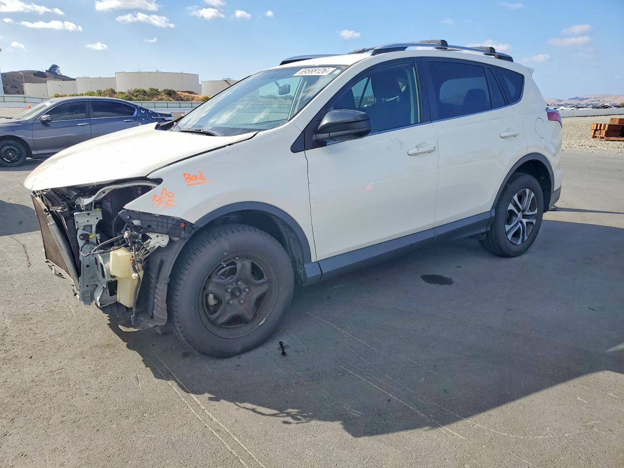 2016 TOYOTA RAV4 — Front 3/4