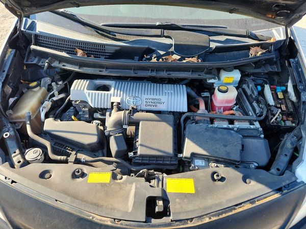 2014 TOYOTA PRIUS — Engine bay