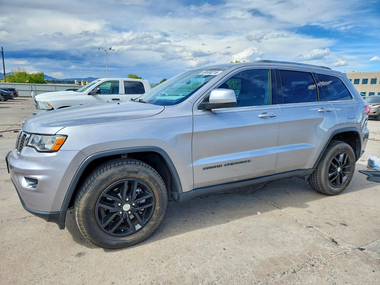 2018 JEEP GRAND CHEROKEE Laredo — Front 3/4