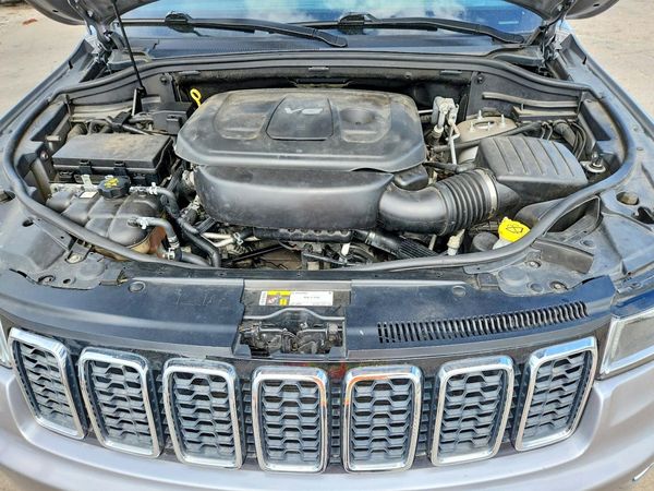 2018 JEEP GRAND CHEROKEE Laredo — Engine bay
