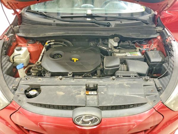 2015 HYUNDAI TUCSON GL (Middle-Low) — Engine bay