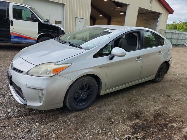 2013 TOYOTA PRIUS — Front 3/4
