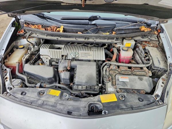 2013 TOYOTA PRIUS — Engine bay