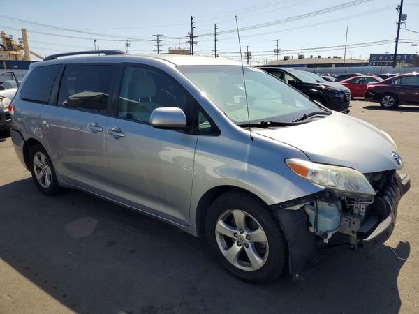 2014 TOYOTA SIENNA — Passenger 3/4