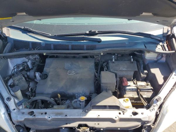 2014 TOYOTA SIENNA — Engine bay
