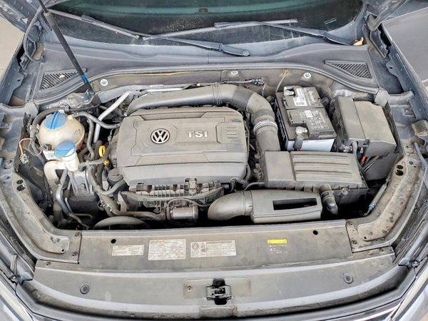 2017 VOLKSWAGEN PASSAT R-Line — Engine bay