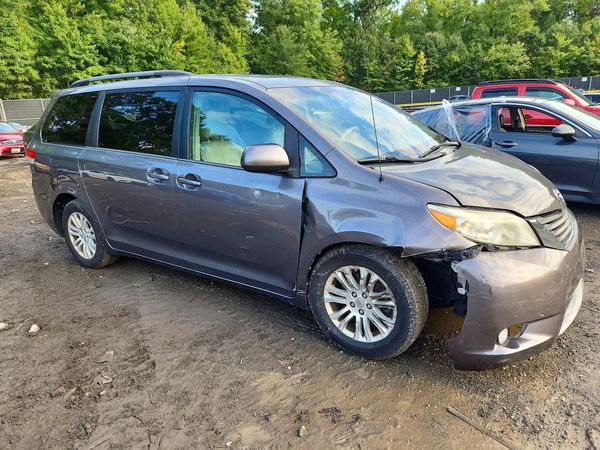 2012 TOYOTA SIENNA — Passenger 3/4