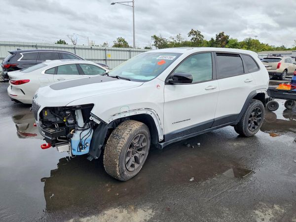 2022 JEEP CHEROKEE Trailhawk — Front 3/4