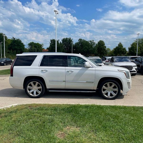 2016 CADILLAC ESCALADE Luxury