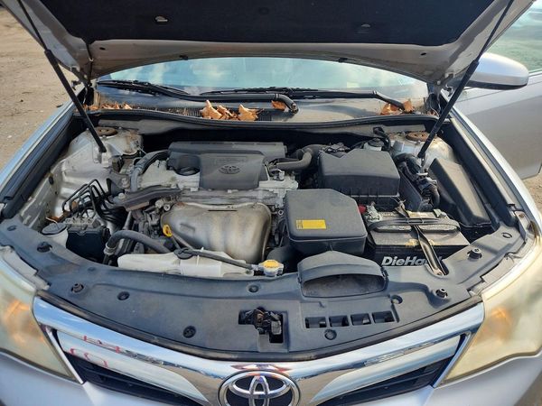 2012 TOYOTA CAMRY — Engine bay