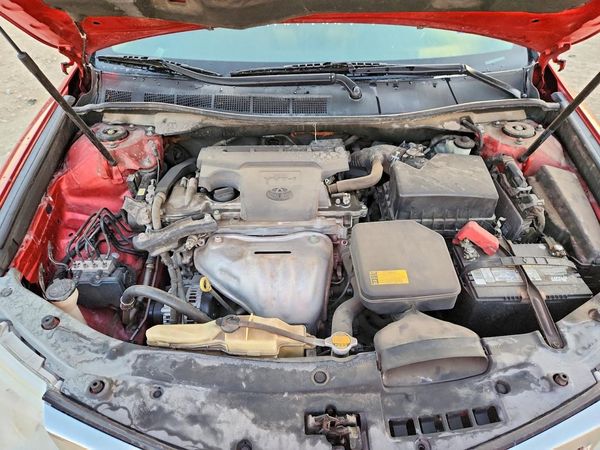 2013 TOYOTA CAMRY — Engine bay