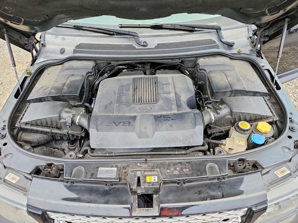 2013 LAND ROVER RANGEROVER HSE LUX — Engine bay