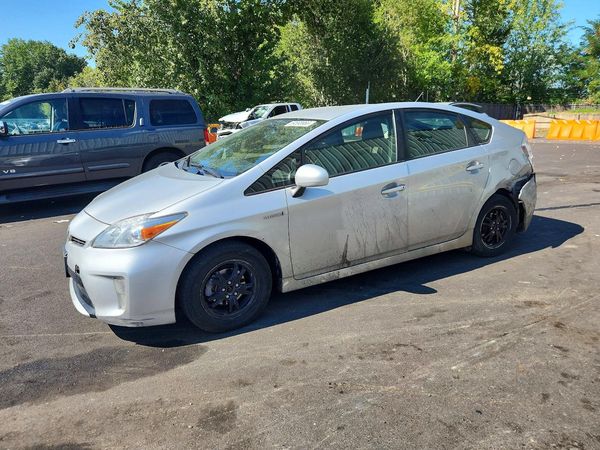 2014 TOYOTA PRIUS — Front 3/4