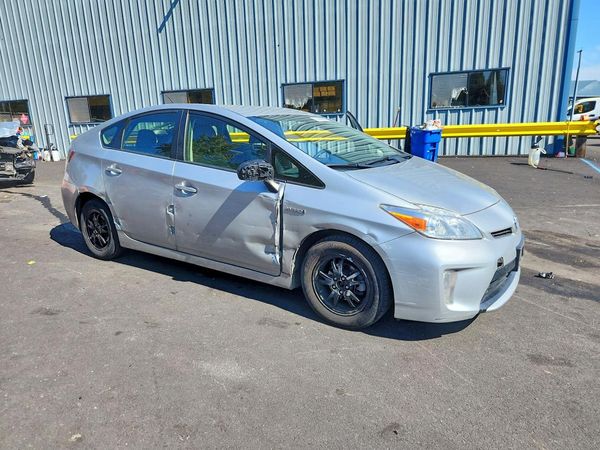 2014 TOYOTA PRIUS — Passenger 3/4
