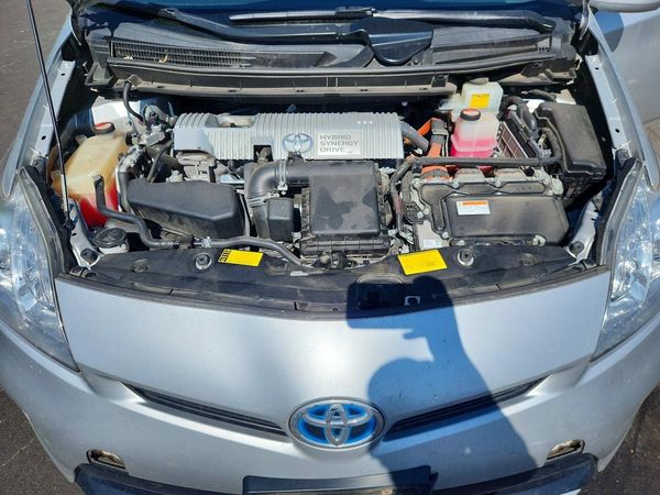 2014 TOYOTA PRIUS — Engine bay