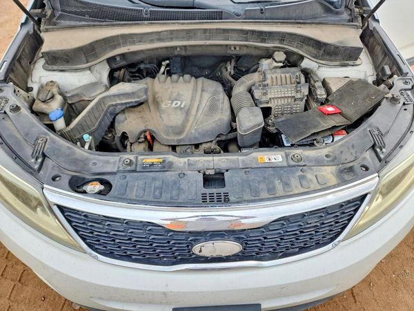 2014 KIA SORENTO Base/ LX — Engine bay