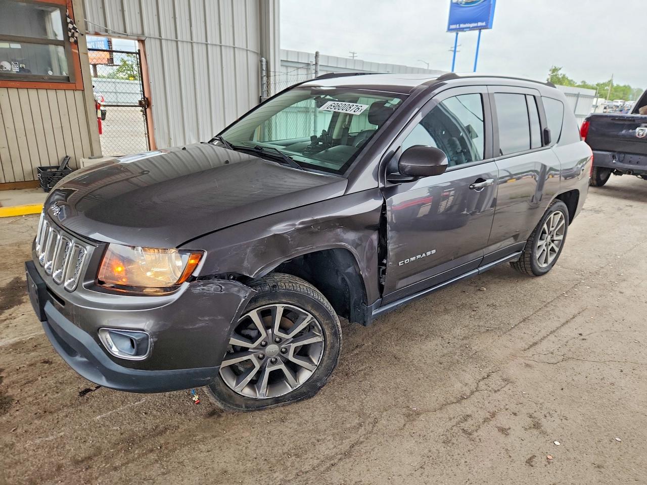 2017 JEEP COMPASS Latitude — Front 3/4