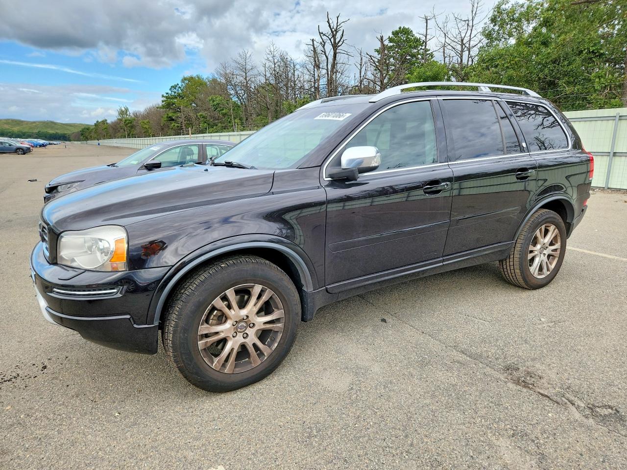 2013 VOLVO XC90 — Front 3/4