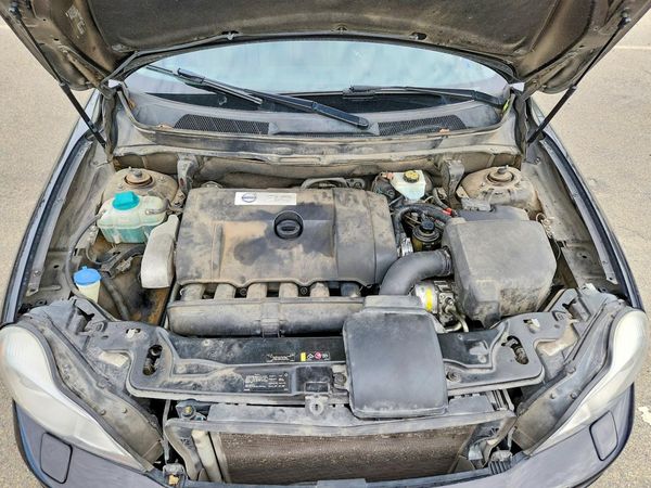 2013 VOLVO XC90 — Engine bay