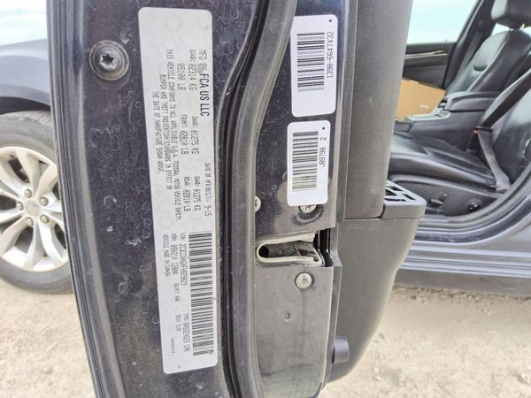 2015 CHRYSLER 300 Limited — VINS