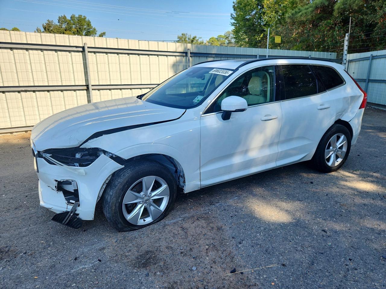 2022 VOLVO XC60 Momentum (excl S60) — Front 3/4