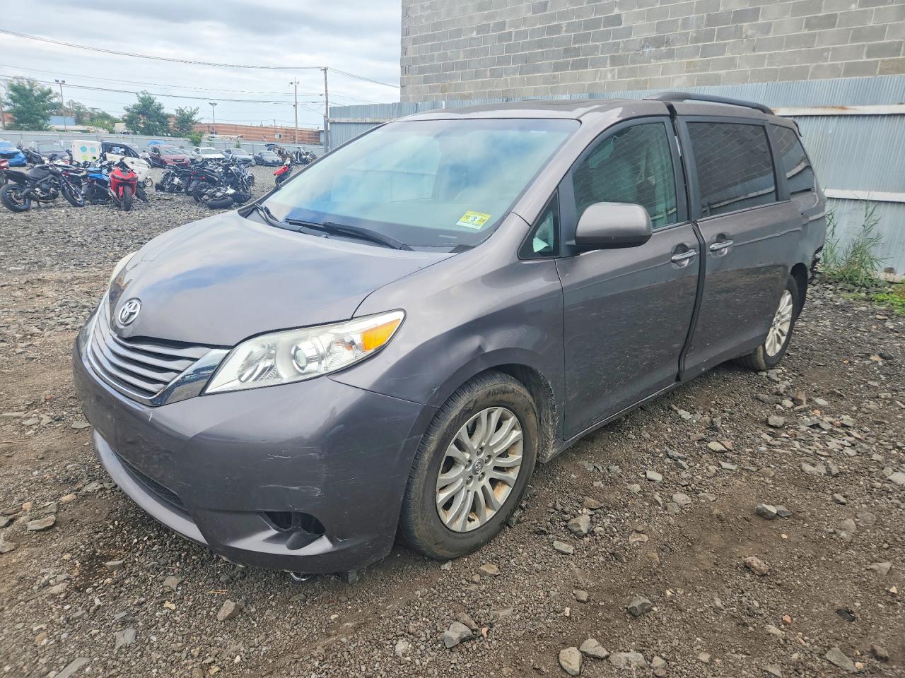 2017 TOYOTA SIENNA — Front 3/4