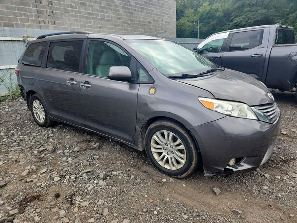 2017 TOYOTA SIENNA — Passenger 3/4