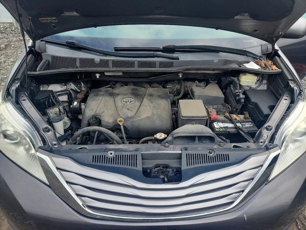 2017 TOYOTA SIENNA — Engine bay