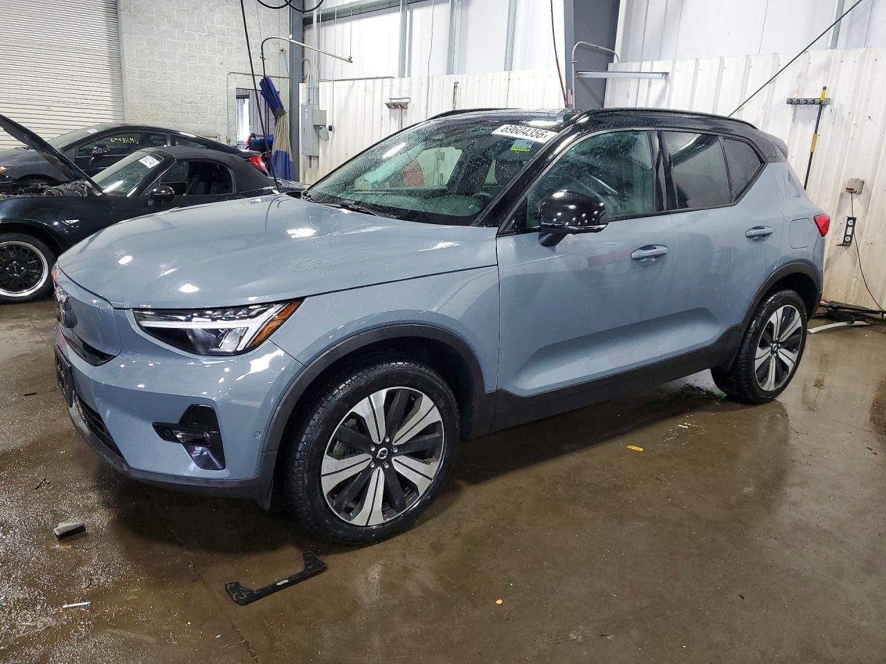 2023 VOLVO XC40 — Front 3/4