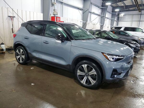 2023 VOLVO XC40 — Passenger 3/4