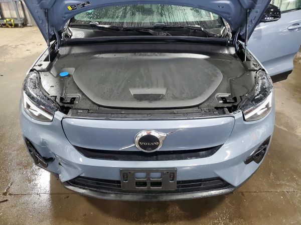 2023 VOLVO XC40 — Engine bay