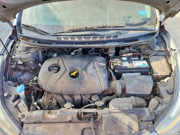 2014 HYUNDAI ELANTRA GLS(Middle) — Engine bay