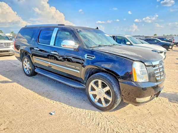 2013 CADILLAC ESCALADE — Passenger 3/4