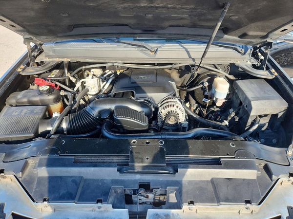 2013 CADILLAC ESCALADE — Engine bay