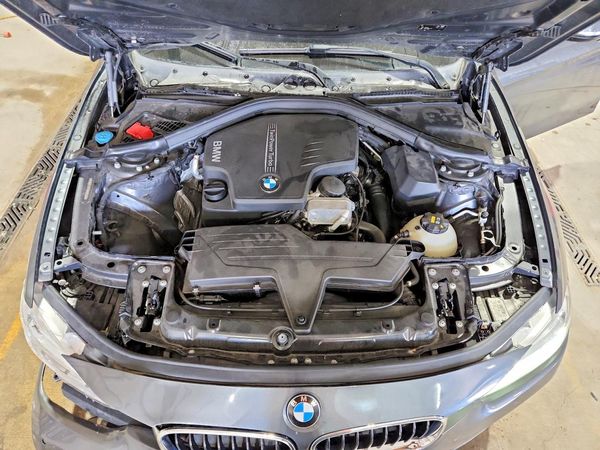 2016 BMW 328 xDrive SA — Engine bay