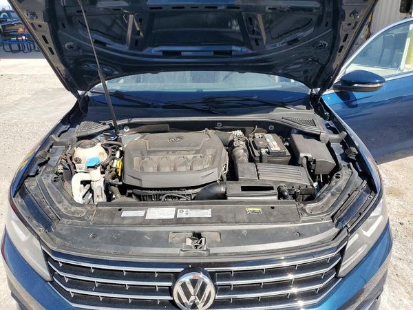 2018 VOLKSWAGEN PASSAT SE, SE w/ Technology — Engine bay