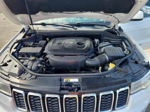 2018 JEEP GRAND CHEROKEE Laredo — Engine bay