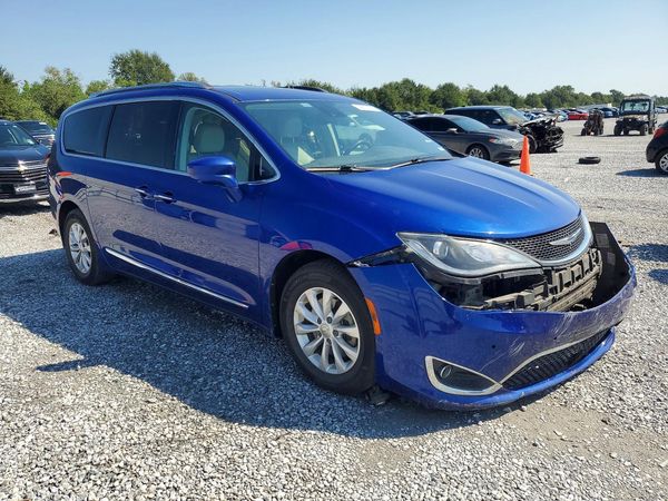 2019 CHRYSLER PACIFICA Touring L — Passenger 3/4