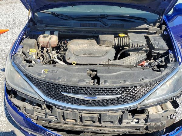 2019 CHRYSLER PACIFICA Touring L — Engine bay