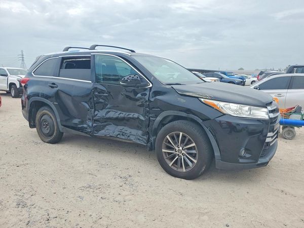 2018 TOYOTA HIGHLANDER — Passenger 3/4
