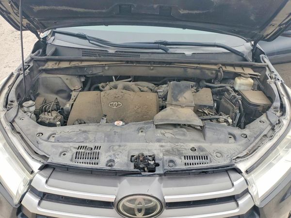 2018 TOYOTA HIGHLANDER — Engine bay