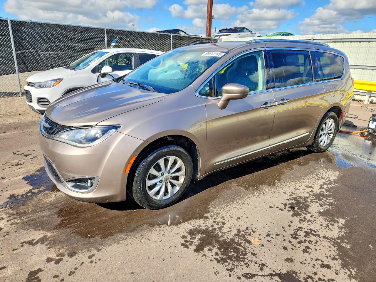 2018 CHRYSLER PACIFICA Touring L Plus — Front 3/4