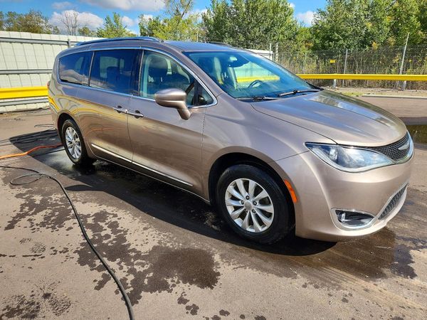2018 CHRYSLER PACIFICA Touring L Plus — Passenger 3/4