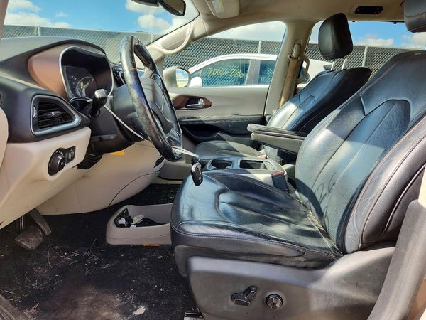 2018 CHRYSLER PACIFICA Touring L Plus — DENT