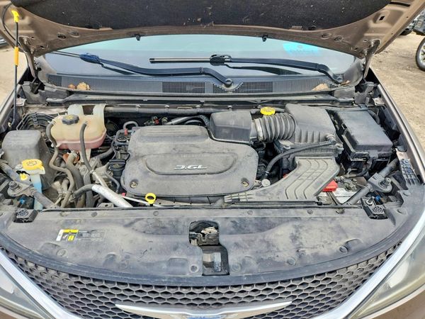 2018 CHRYSLER PACIFICA Touring L Plus — Engine bay